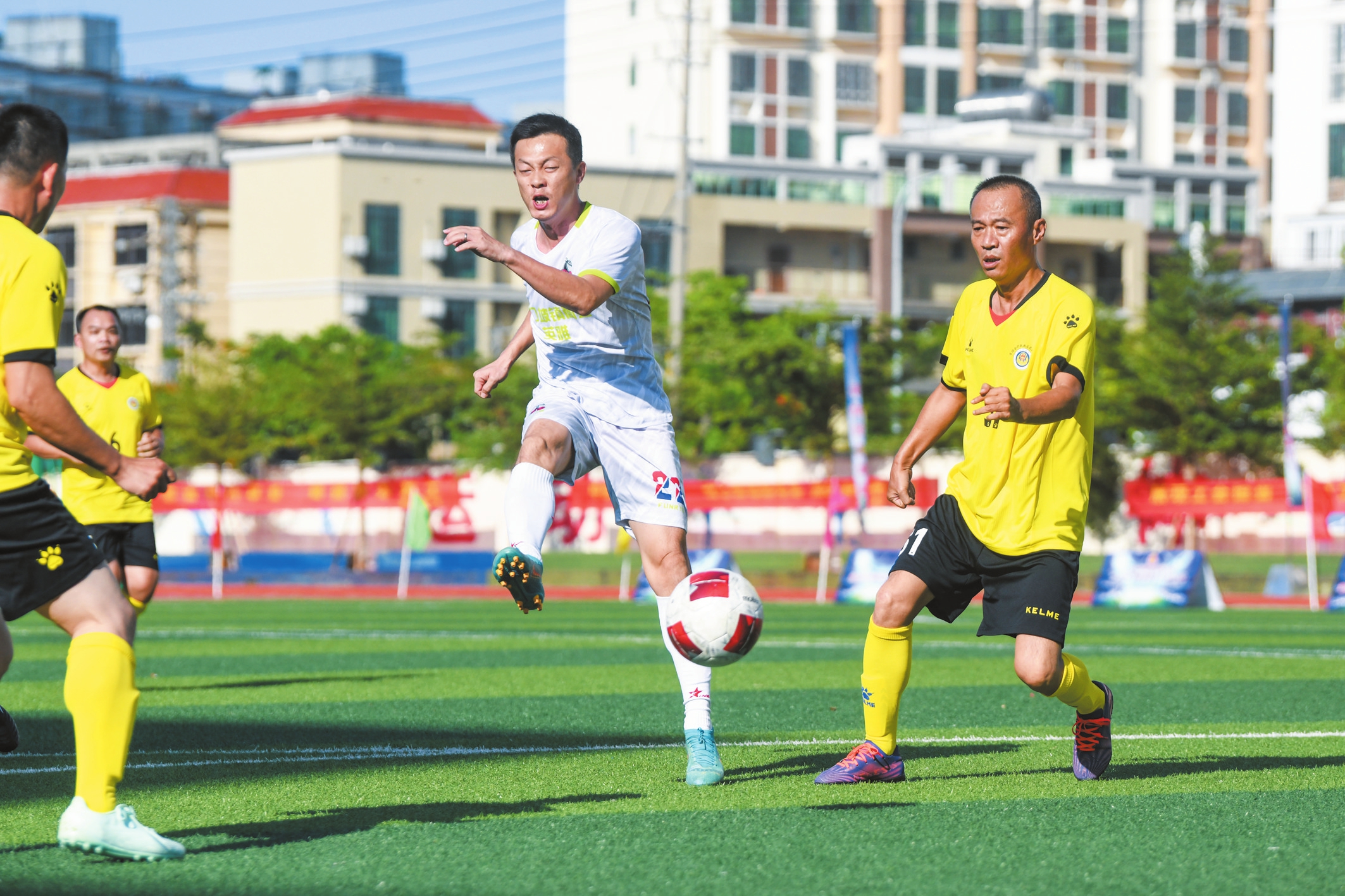 关于足球职业比赛势不可挡，球员展现超凡实力的信息