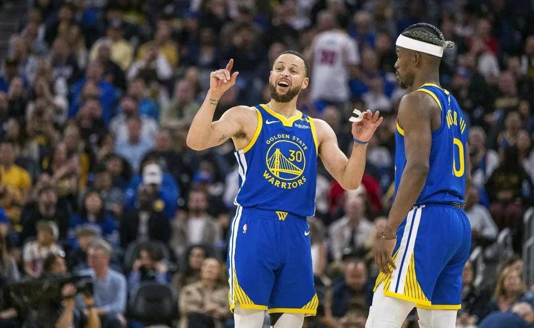 勇士三巨头联手,刷新队史纪录得分突破,西蒙斯冲击季后赛!